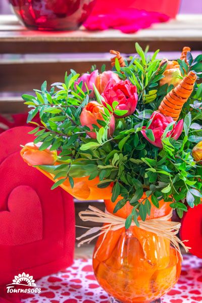 Beau bouquet de tulipes roses fraîches en pleine floraison, symbole de l'amour et du printemps